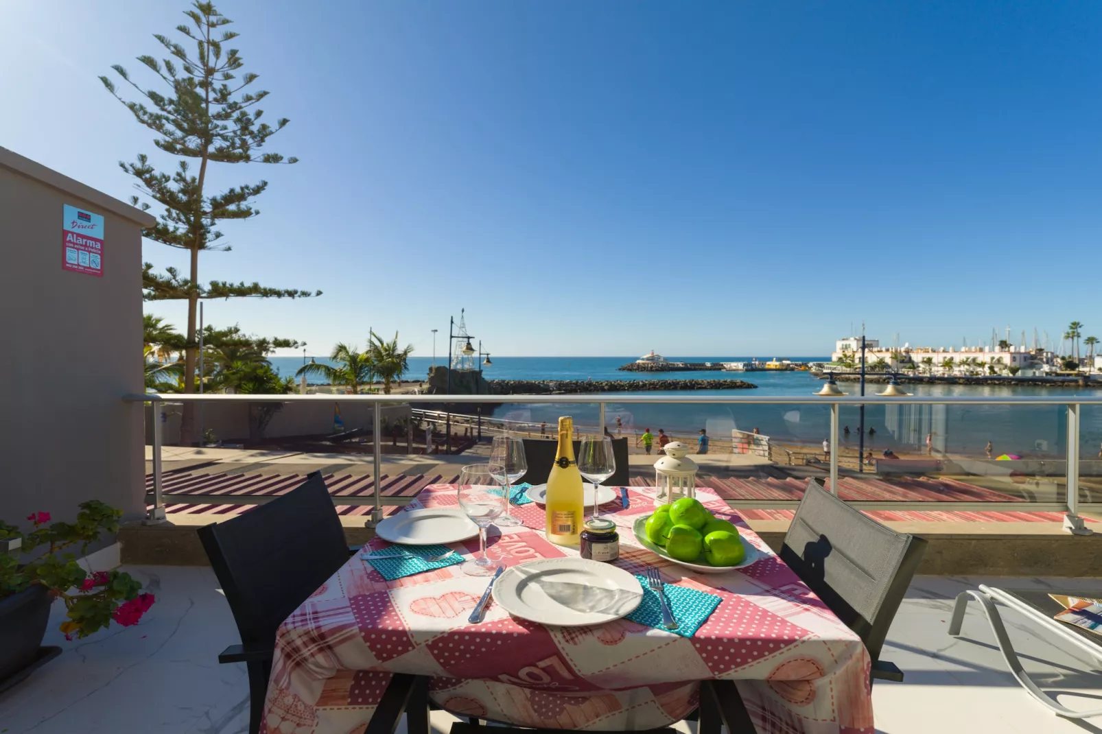 MOGAN BEACH BLUE SKY-Terras