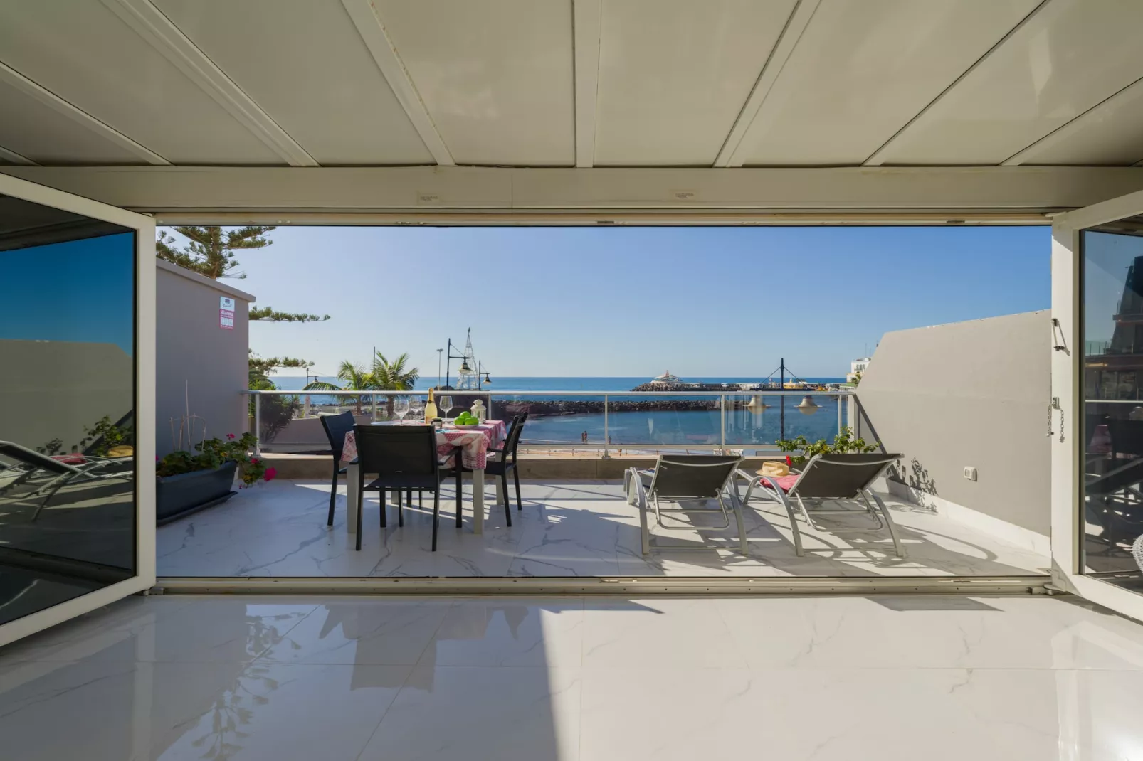 MOGAN BEACH BLUE SKY-Terras