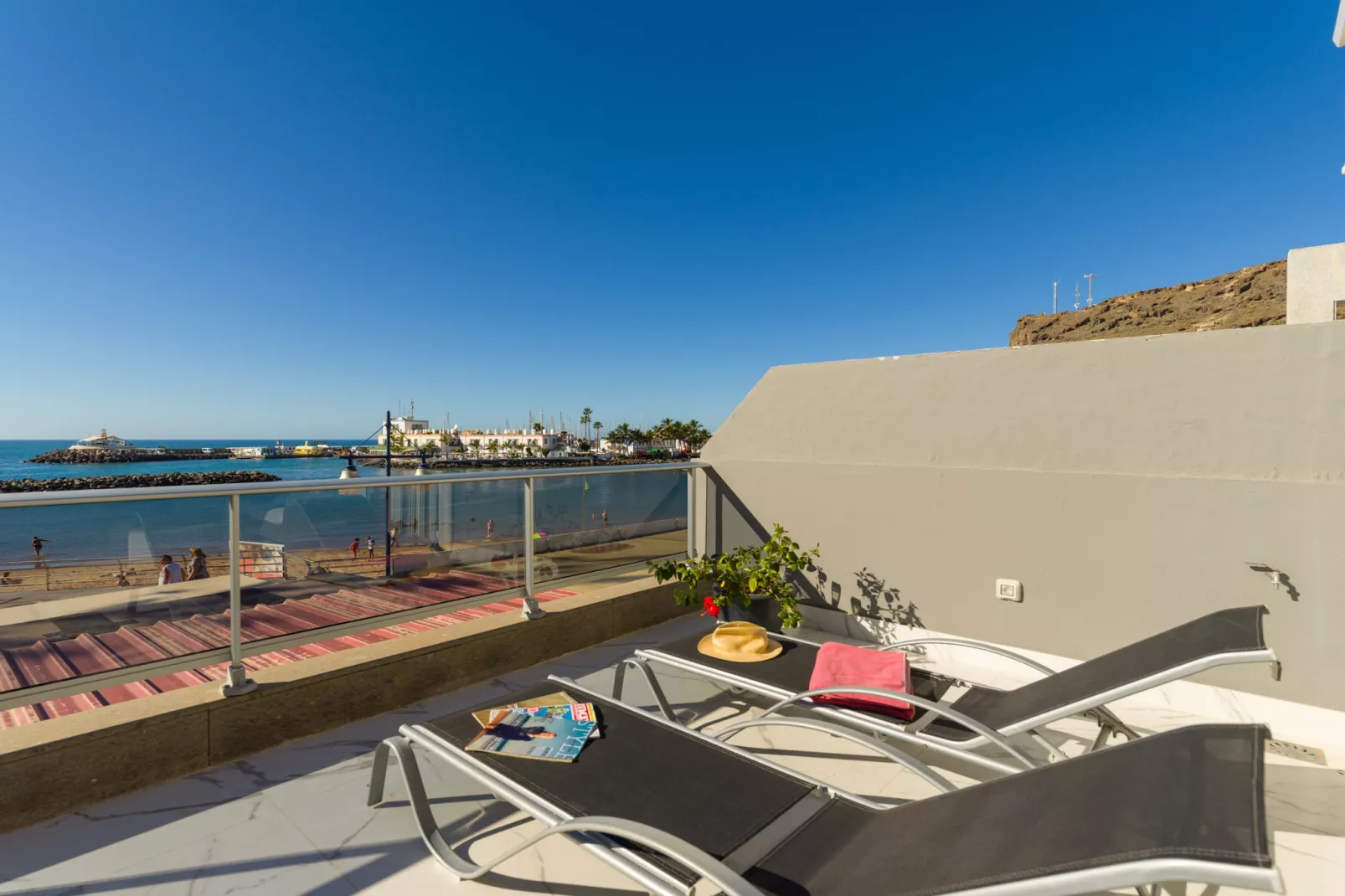 MOGAN BEACH BLUE SKY-Terras