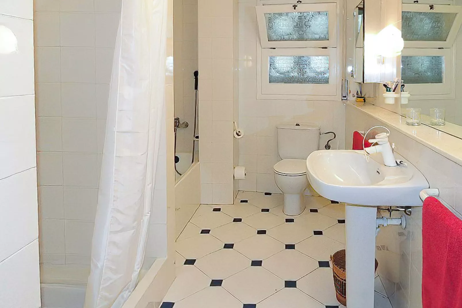 VILLA LOU-Badkamer