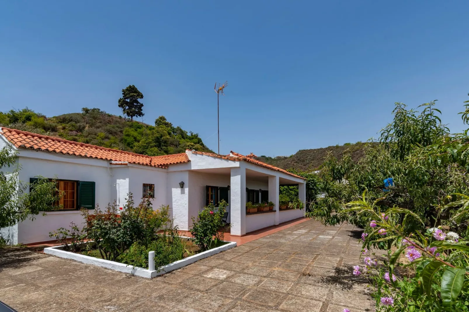 GC0152 La Casita de Don Enrique-Buitenkant zomer