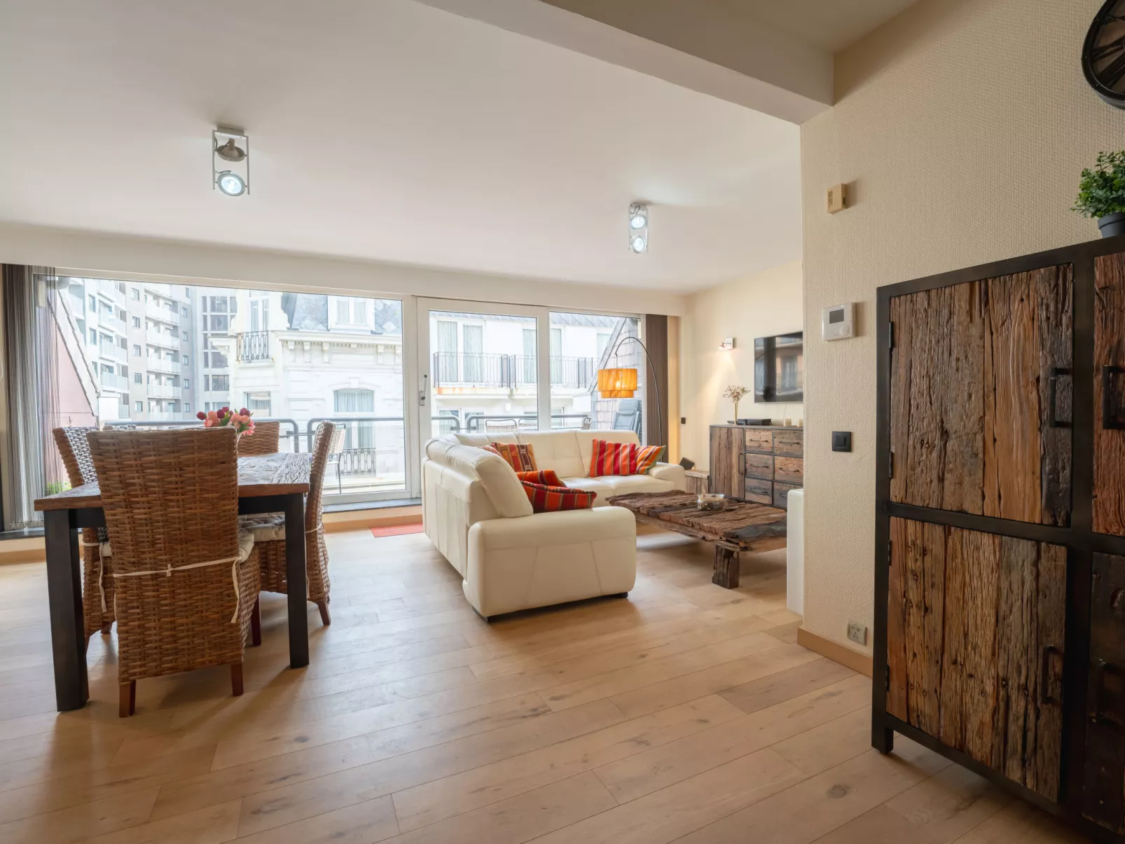 SeaRise with lateral sea view & parking-Binnen
