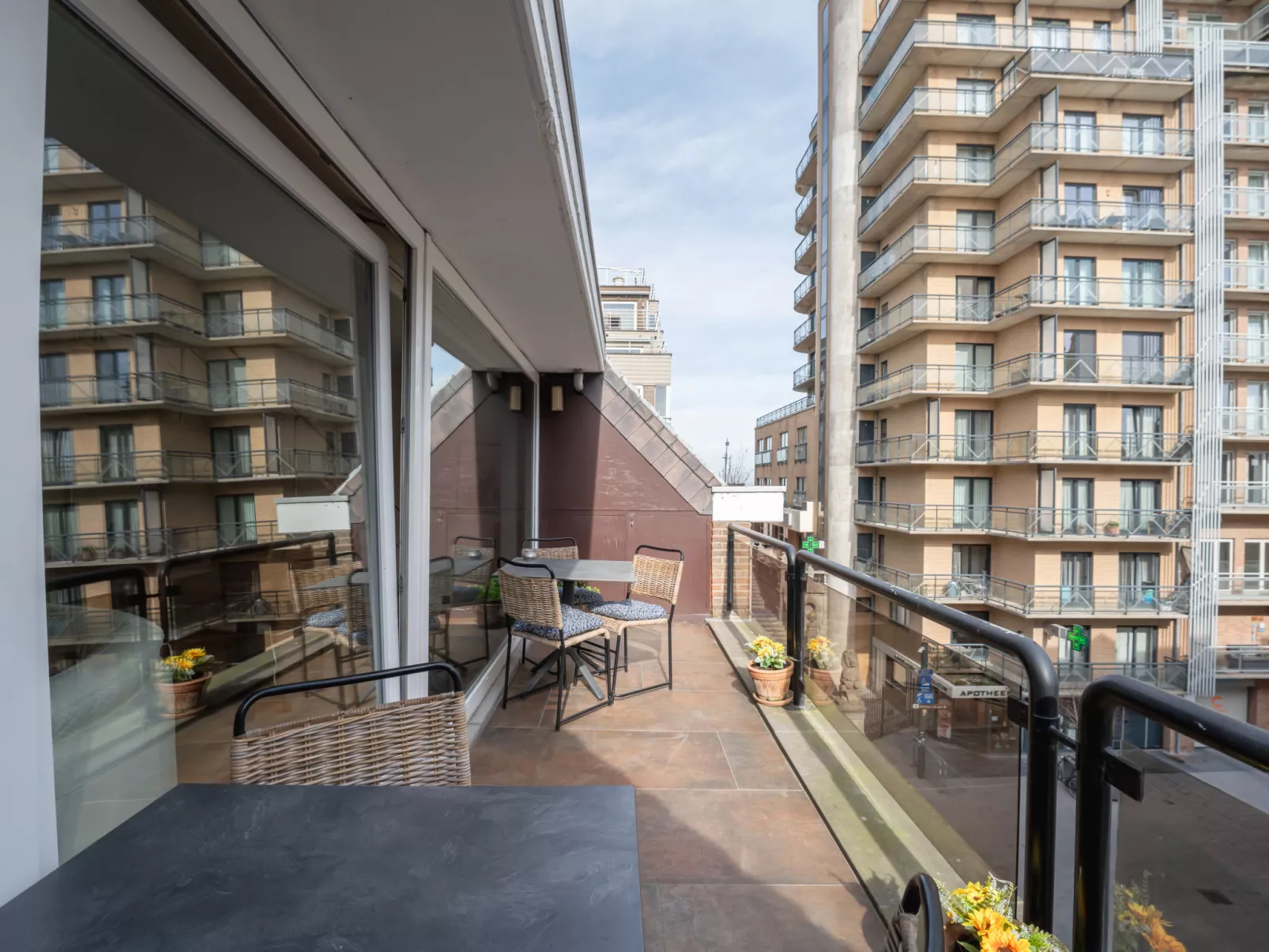 SeaRise with lateral sea view & parking-Buiten