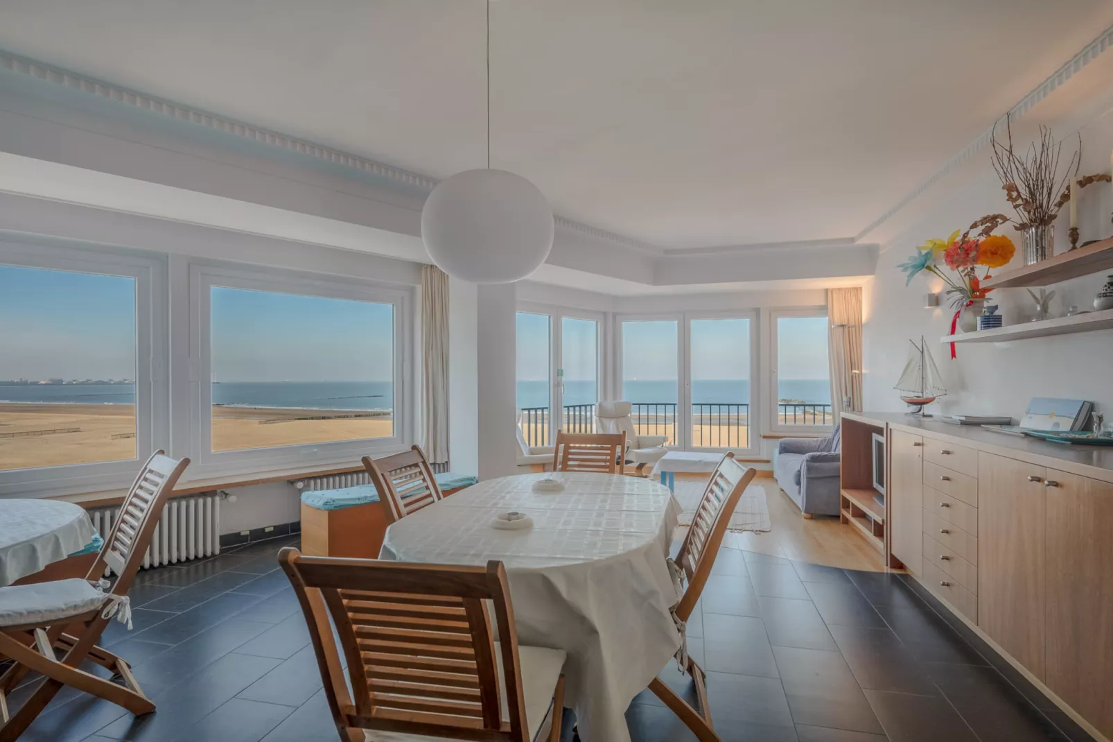 Gulfstream Residence-41-Eetkamer