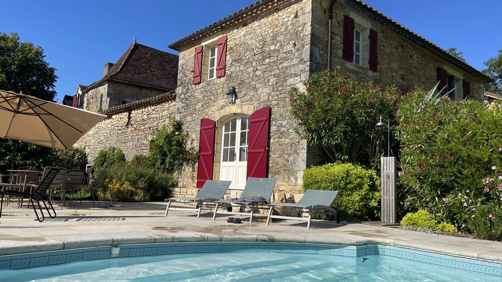 Petit gite Saint Martin le Redon-Buitenkant zomer