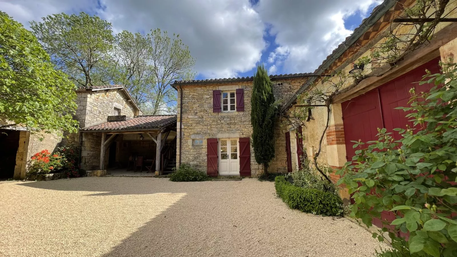 Petit gite Saint Martin le Redon-Buitenkant zomer