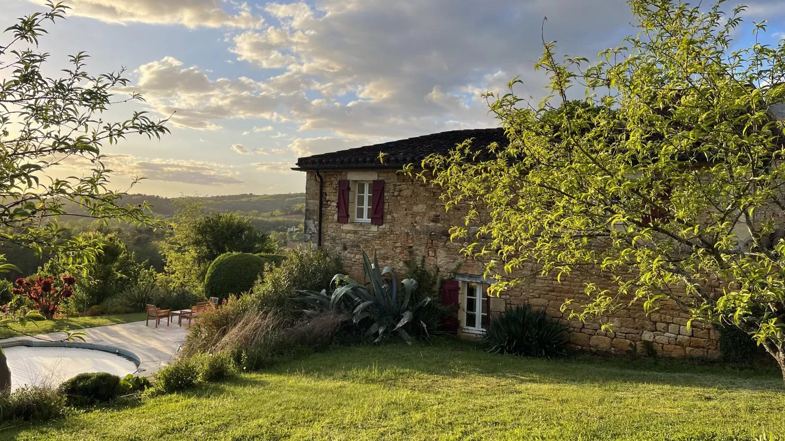 Petit gite Saint Martin le Redon-Buitenkant zomer