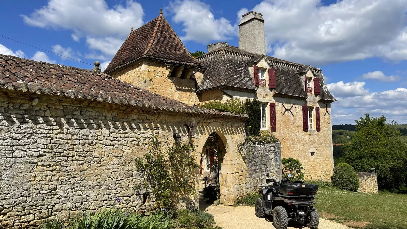Petit gite Saint Martin le Redon-Buitenkant zomer