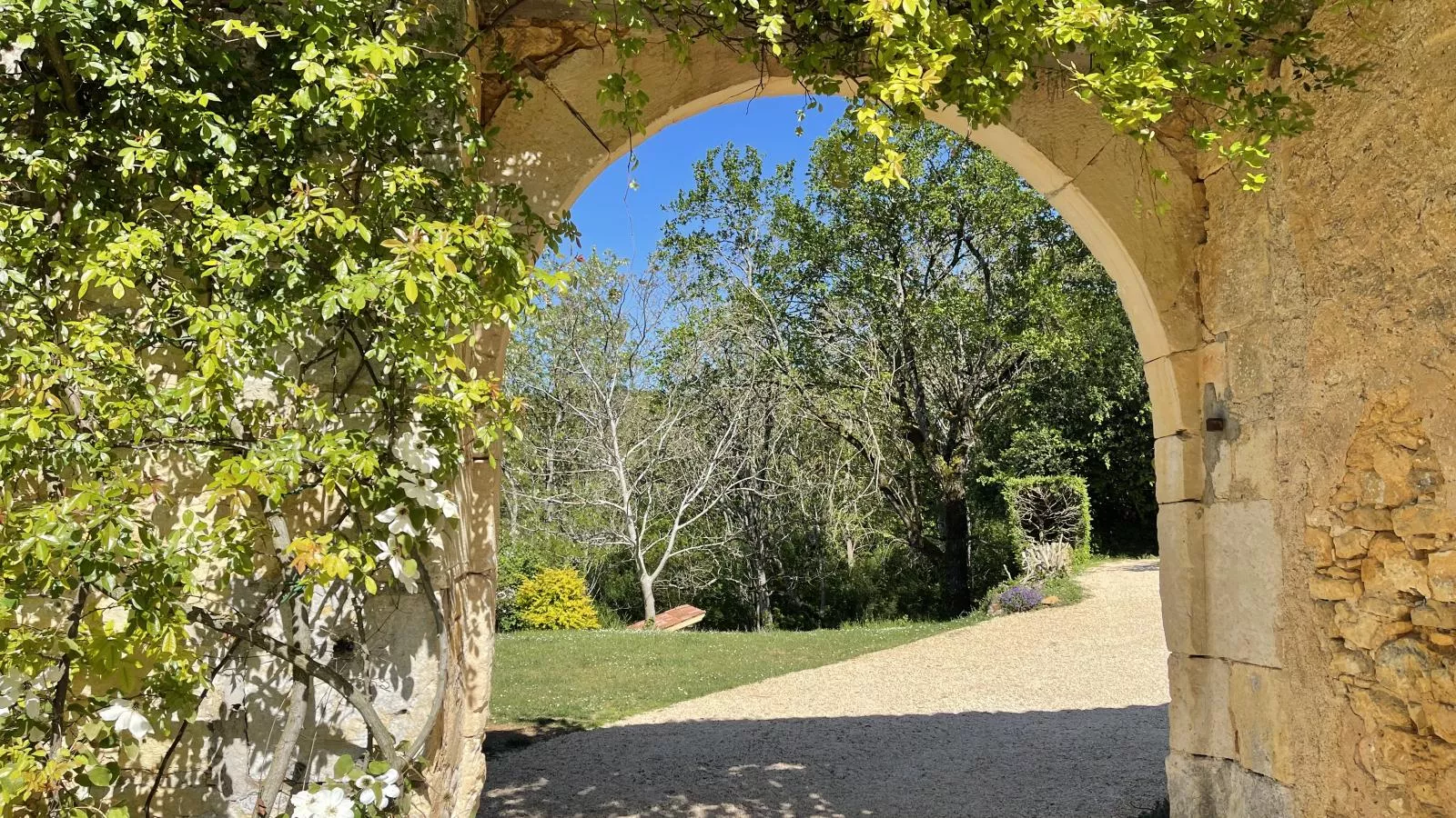 Petit gite Saint Martin le Redon-Tuinen zomer