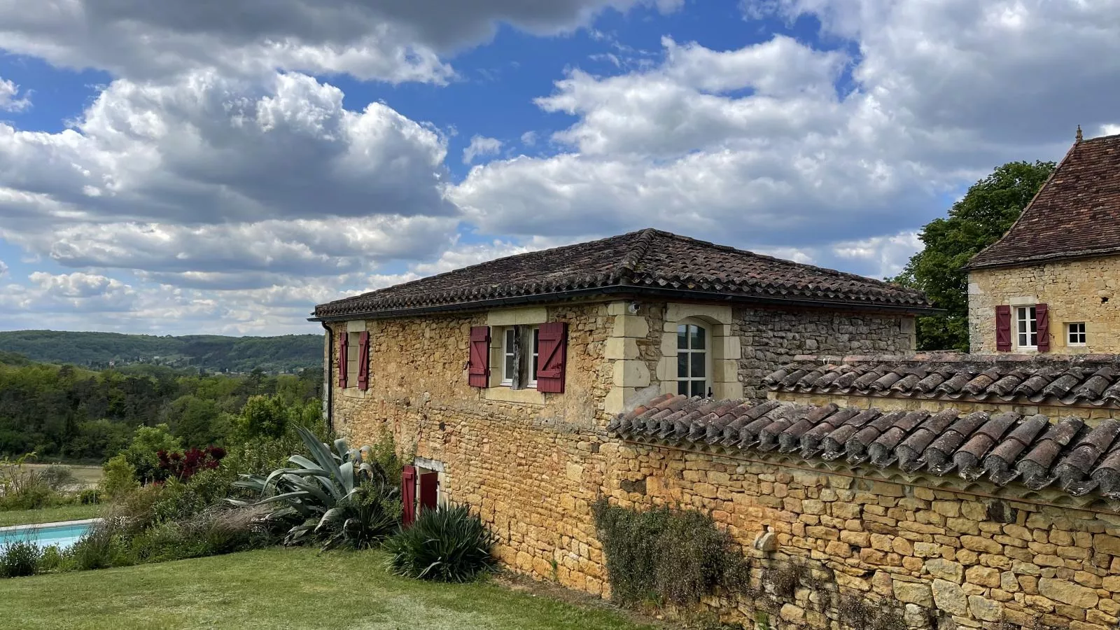 Petit gite Saint Martin le Redon-Buitenkant zomer