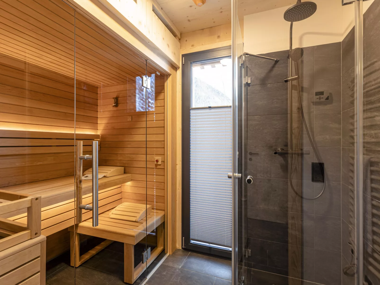 Mit 4 Schlafzimmern mit Sauna-Binnen