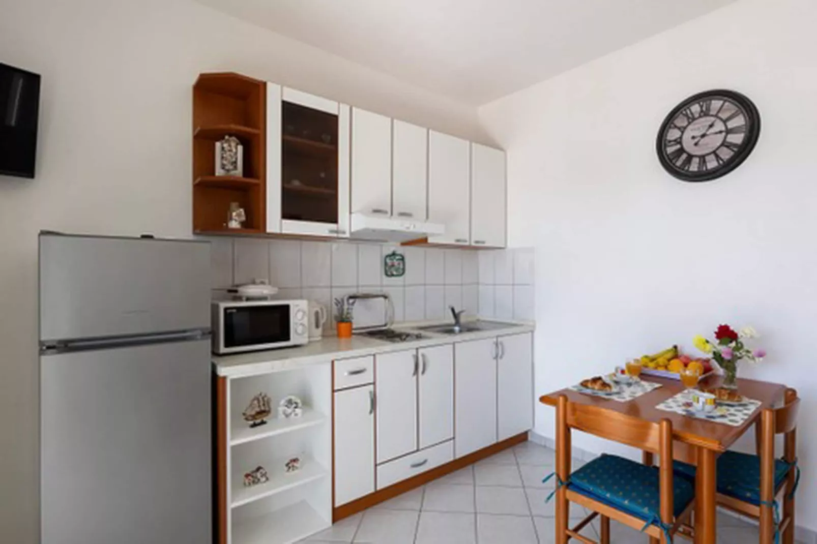 House Rašica - One Bedroom Apartment with Terrace and Sea view (2)-Eetkamer