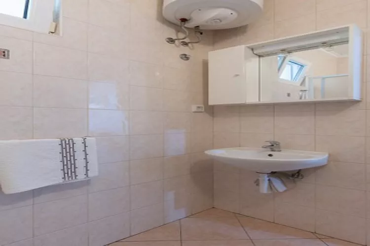 House Rašica - One Bedroom Apartment with Terrace and Sea view (2)-Badkamer