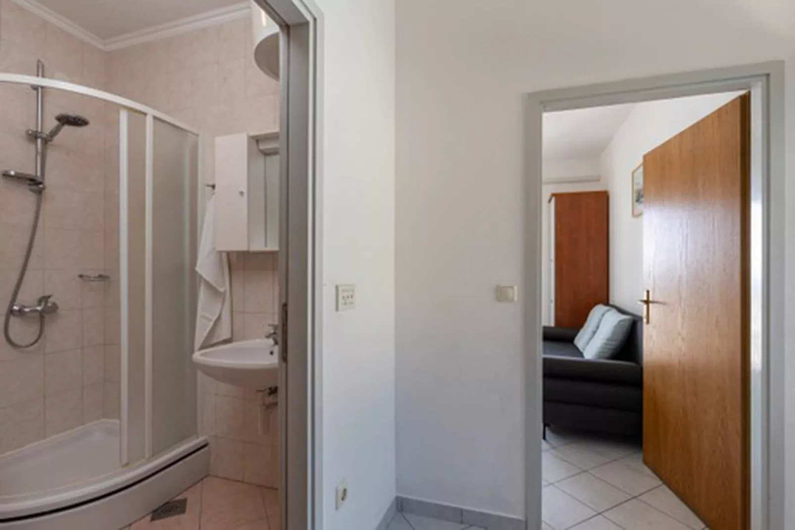 House Rašica - One Bedroom Apartment with Terrace and Sea view (3)-Badkamer