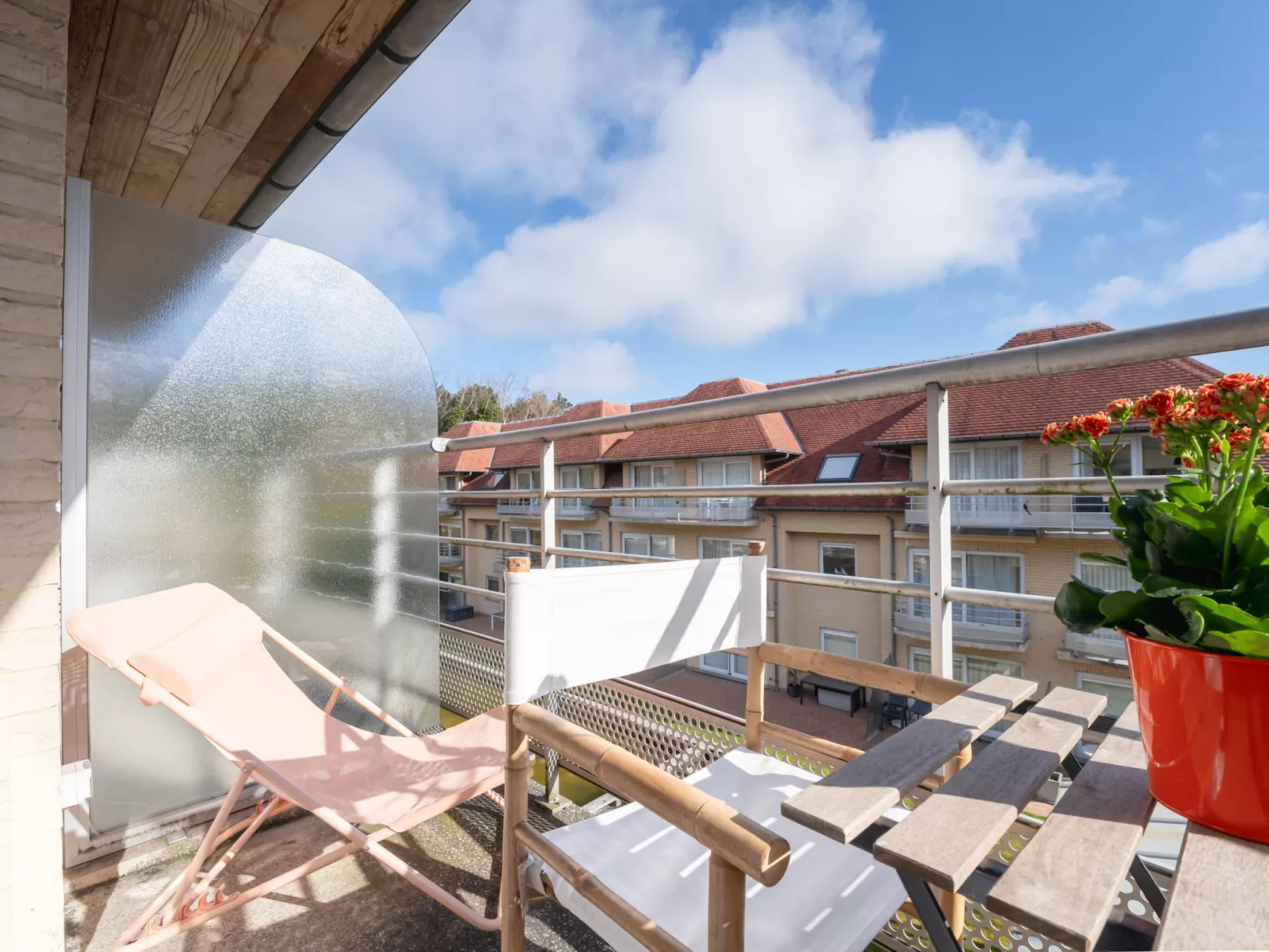 Appartment with beach cabine and parking-Buiten