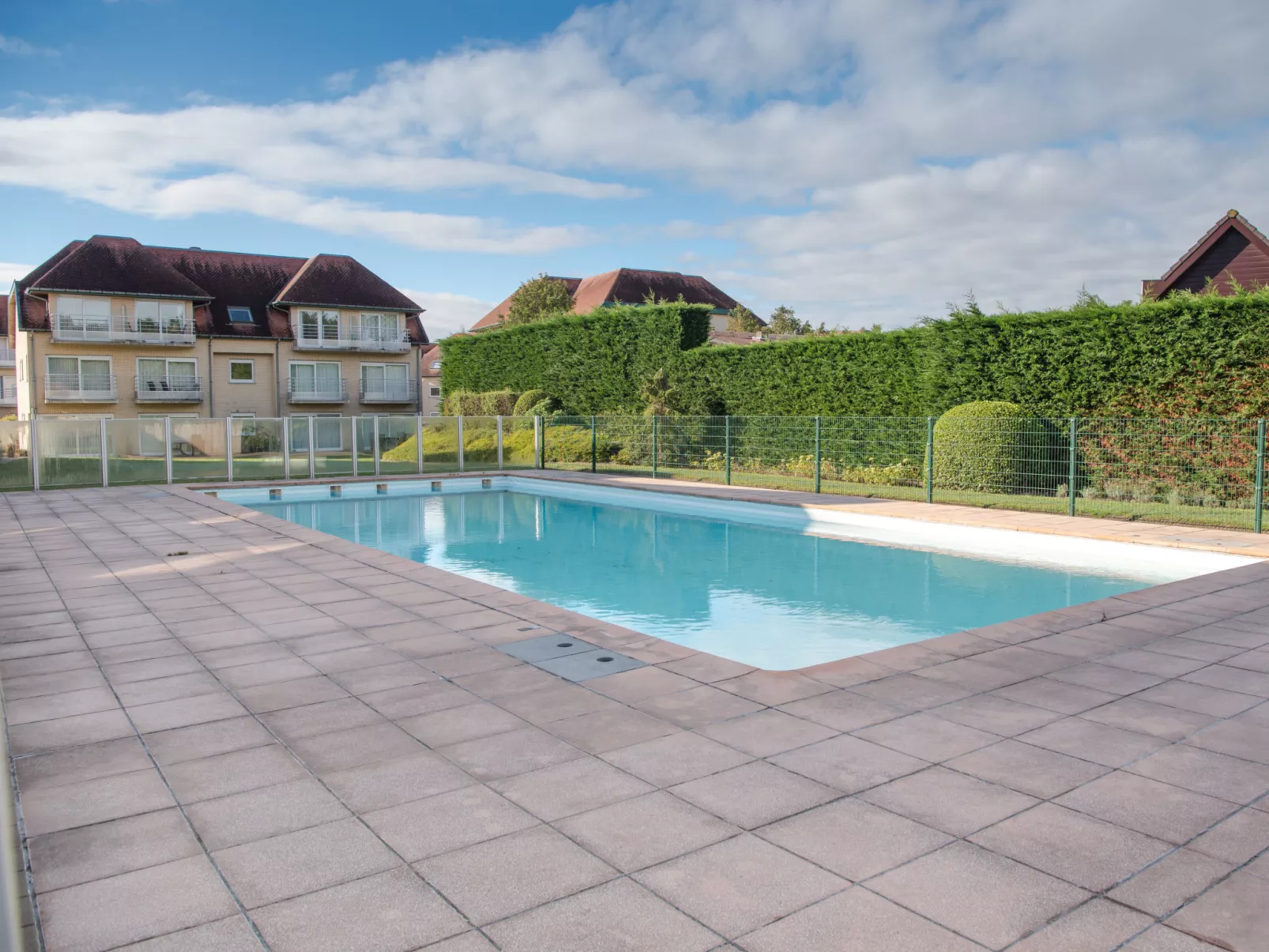 Appartment with beach cabine and parking-Buiten