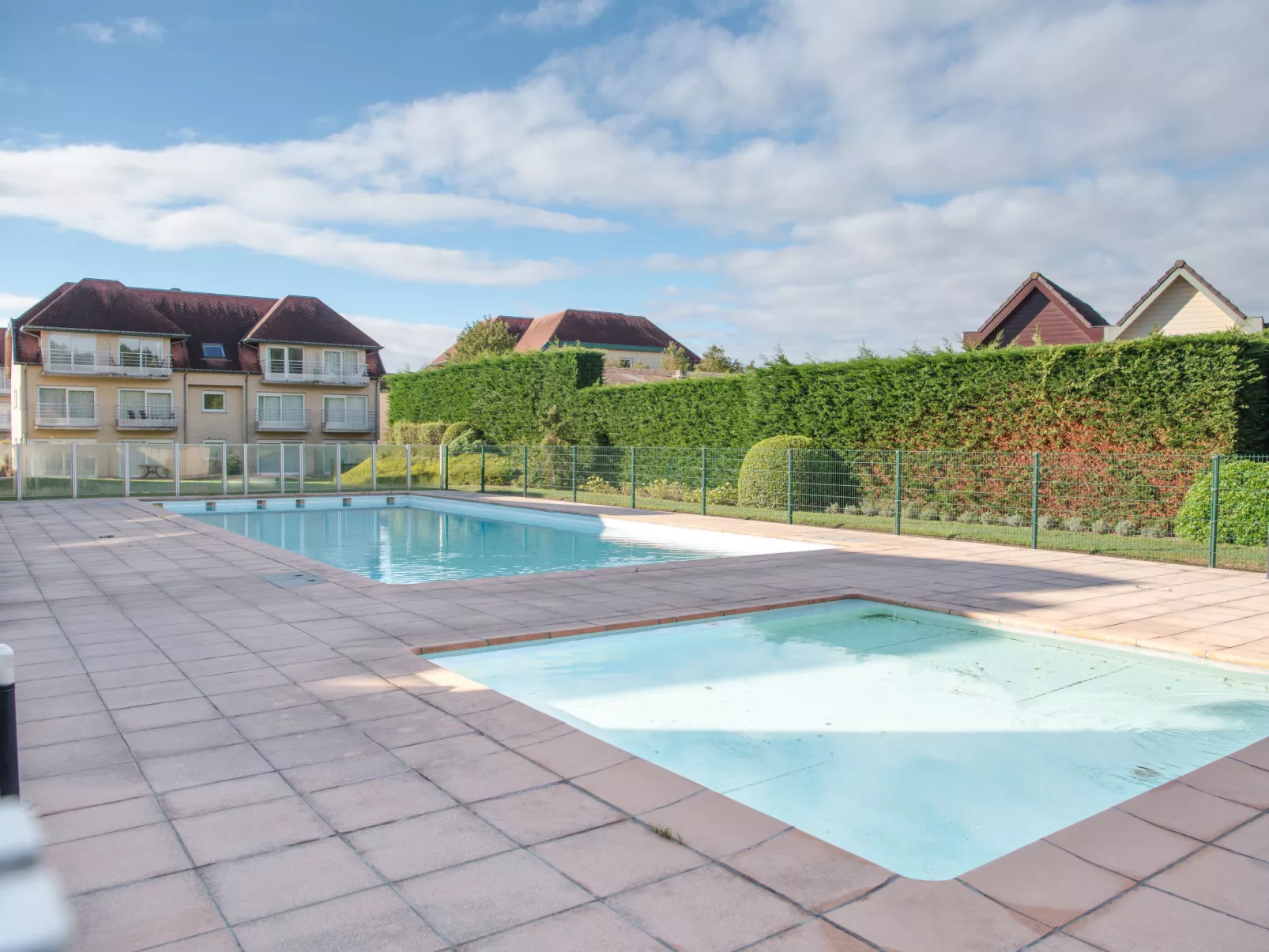 Appartment with beach cabine and parking-Buiten