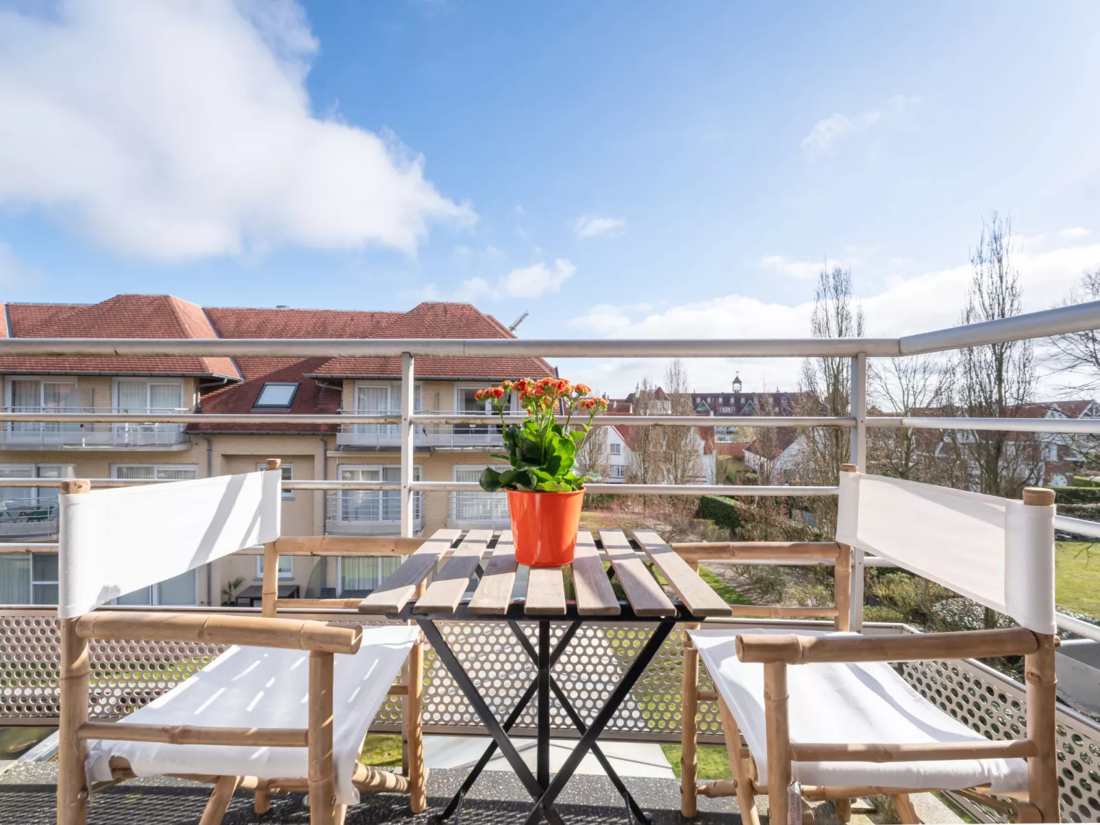 Appartment with beach cabine and parking-Buiten