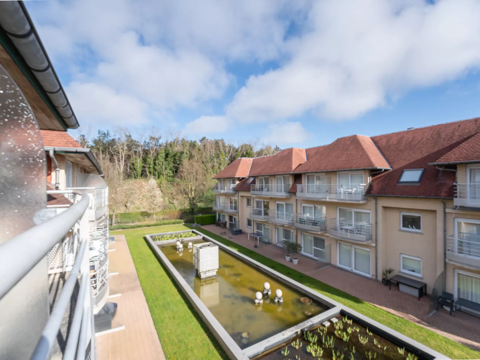 Appartment with beach cabine and parking-Buiten