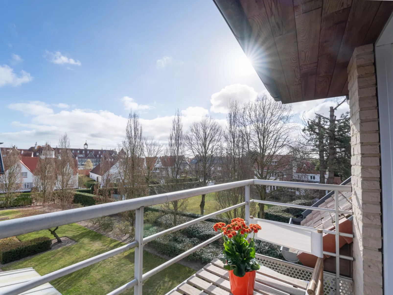 Appartment with beach cabine and parking-Buiten