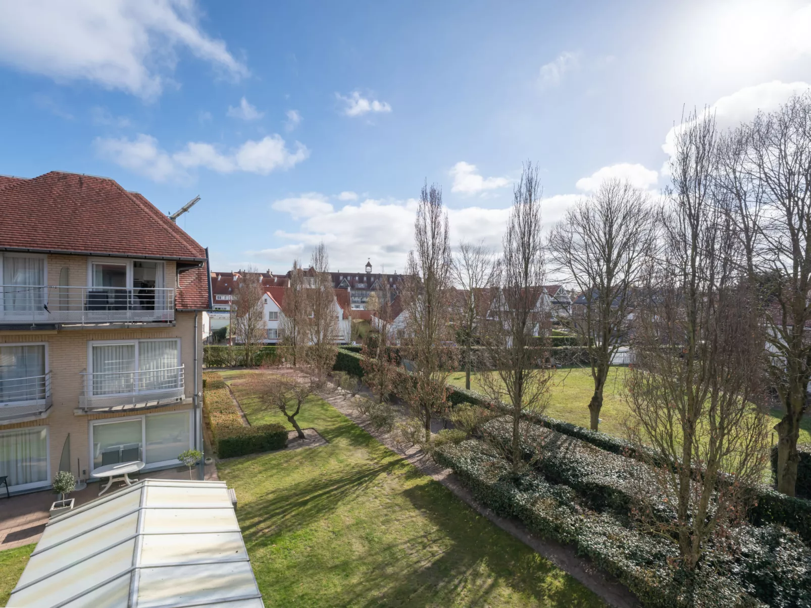 Appartment with beach cabine and parking-Buiten