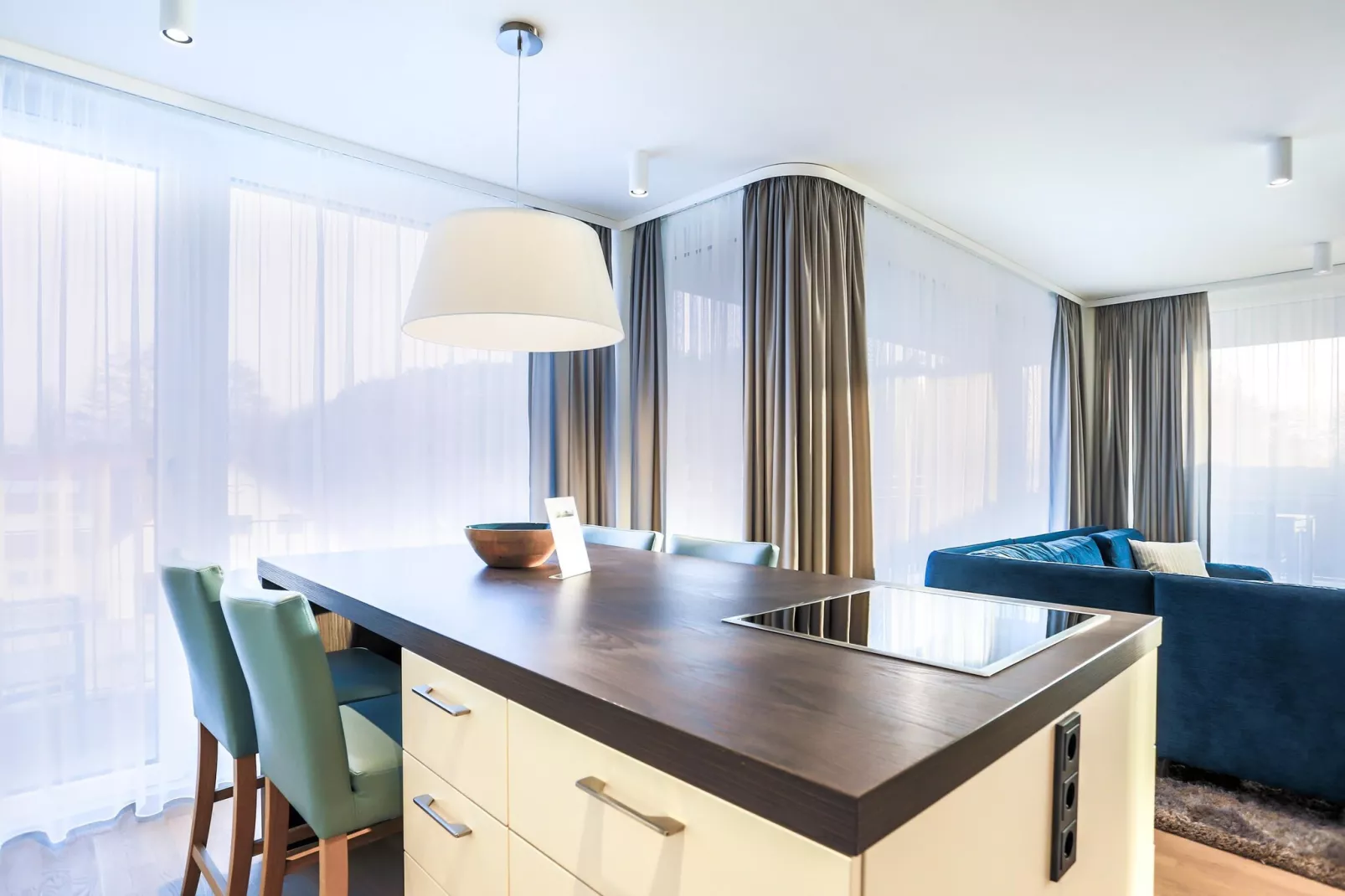 Apartments im MAREMÜRITZ Yachthafen Resort & Spa / Anker Penthouse Suite 3 Personen-Eetkamer