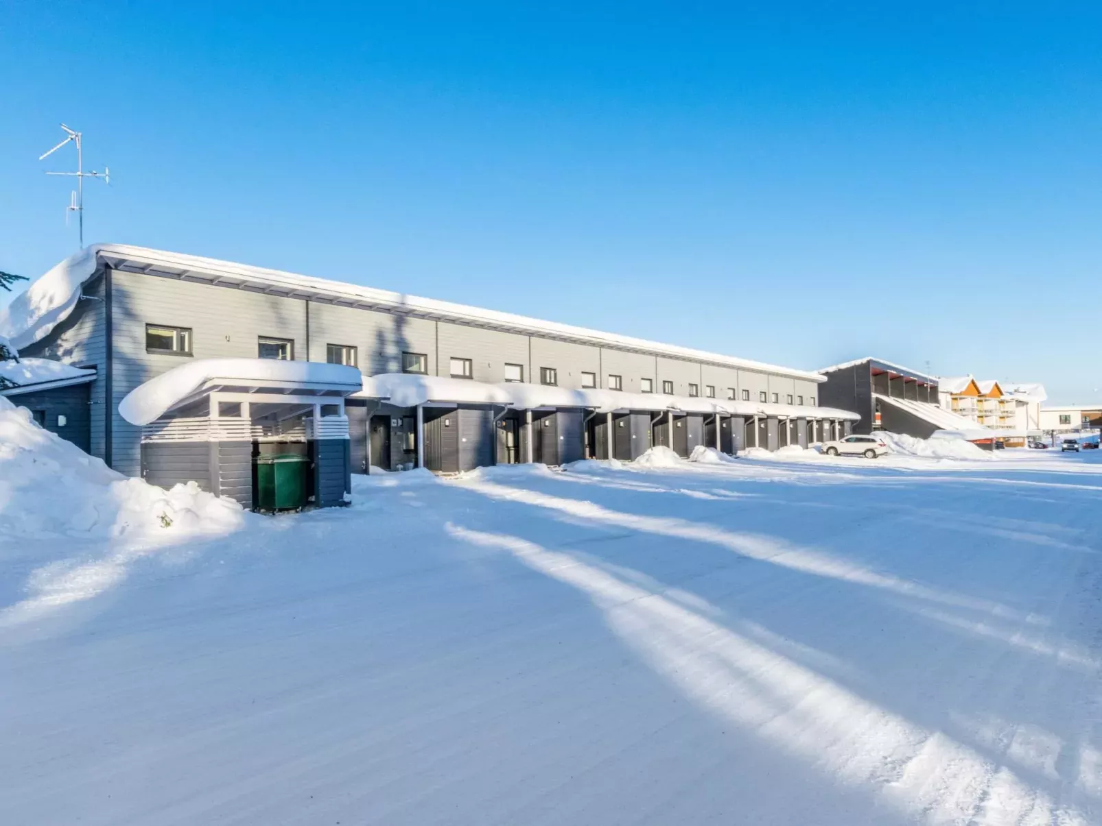 Skivillas 78 ukkohalla (1)-Buiten