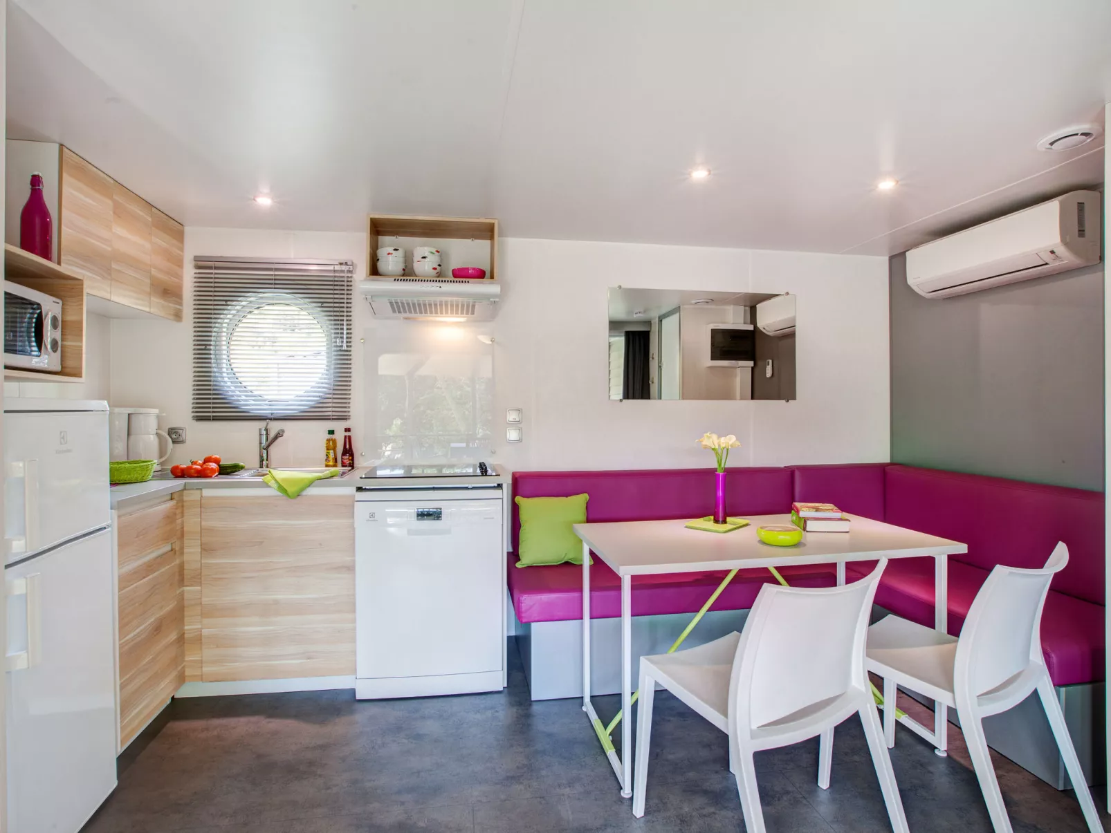 Camping Caravaning (AAR353)-Binnen