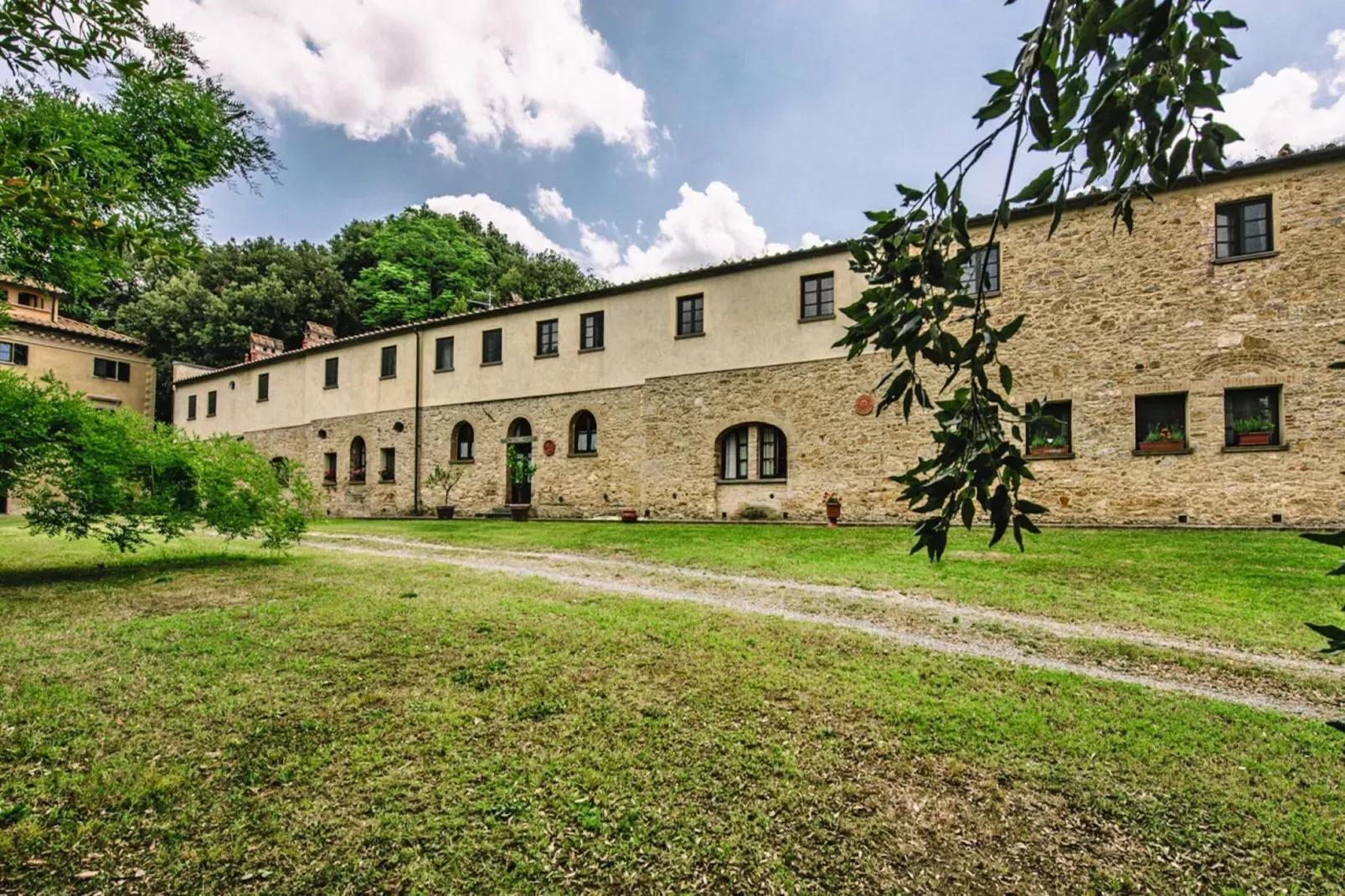 Agri-tourism Tenuta Quarrata, Santo Pietro Belvedere-quadri-Buitenkant zomer