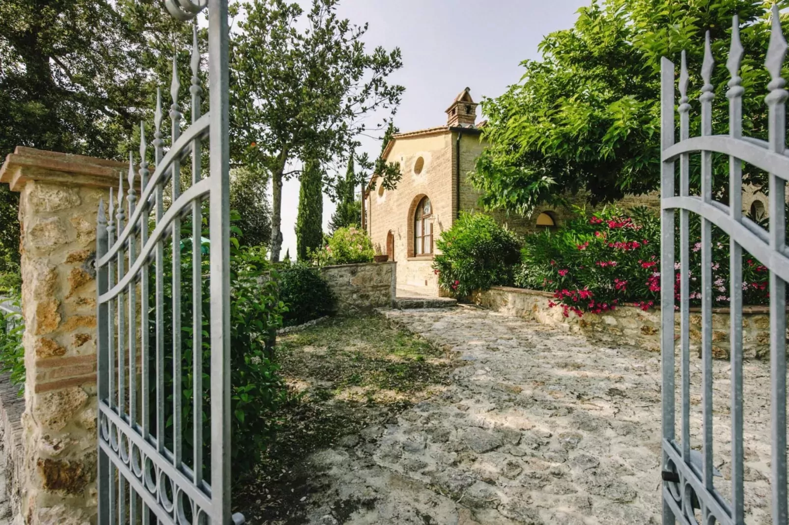 Agri-tourism Tenuta Quarrata, Santo Pietro Belvedere-quadri-Buitenkant zomer