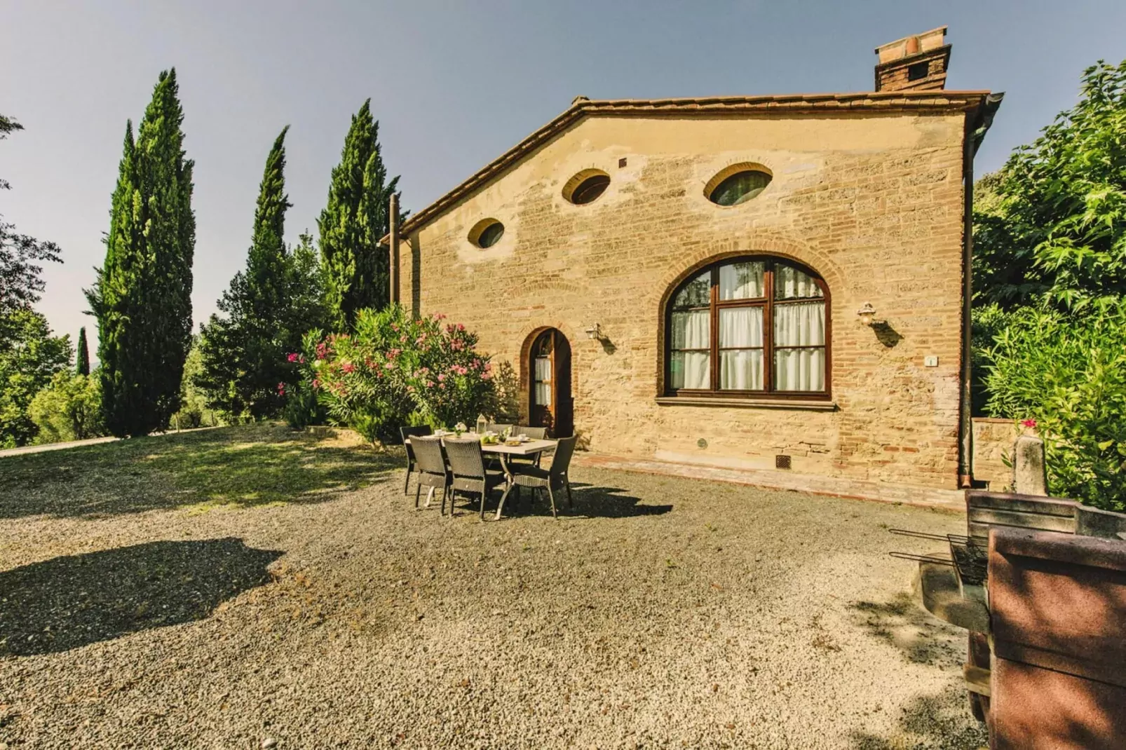 Agri-tourism Tenuta Quarrata, Santo Pietro Belvedere-quadri-Buitenkant zomer