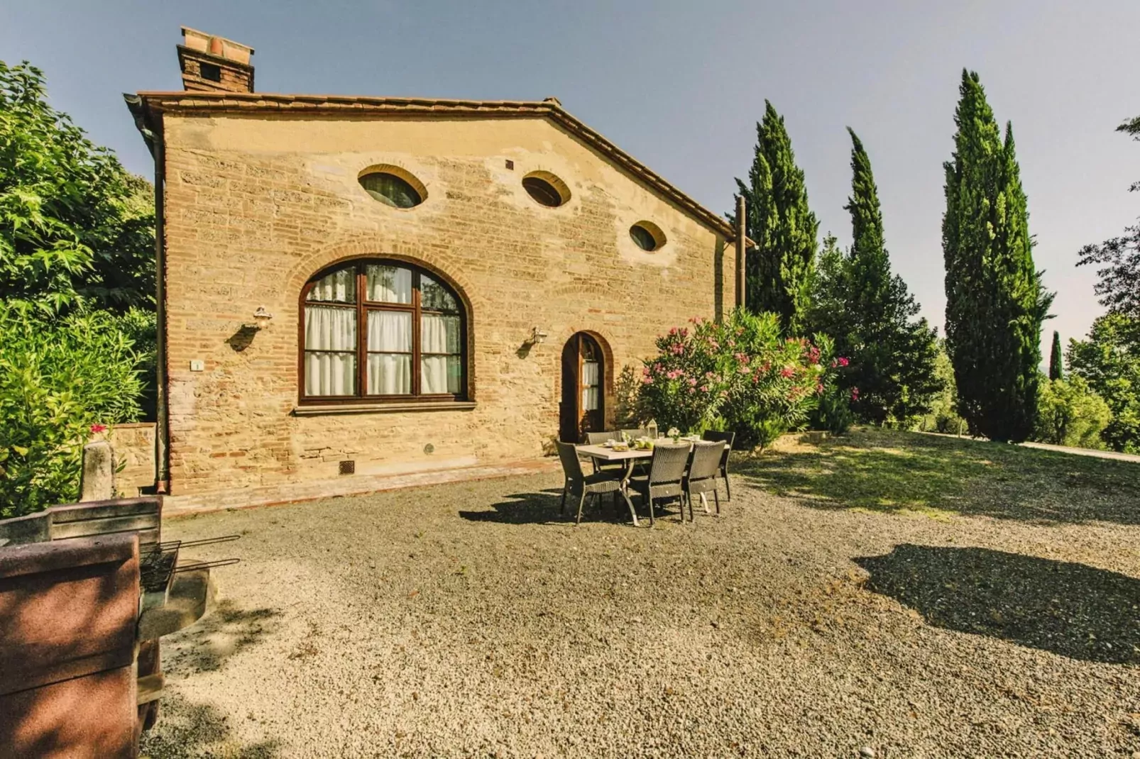 Agri-tourism Tenuta Quarrata, Santo Pietro Belvedere-quadri-Buitenkant zomer