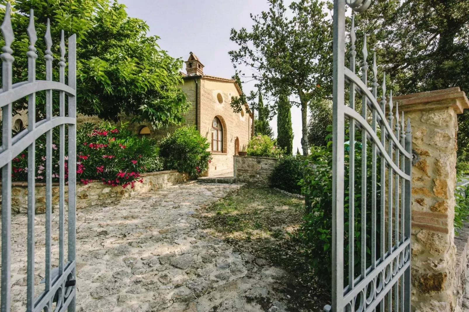 Agri-tourism Tenuta Quarrata, Santo Pietro Belvedere-quadri-Buitenkant zomer