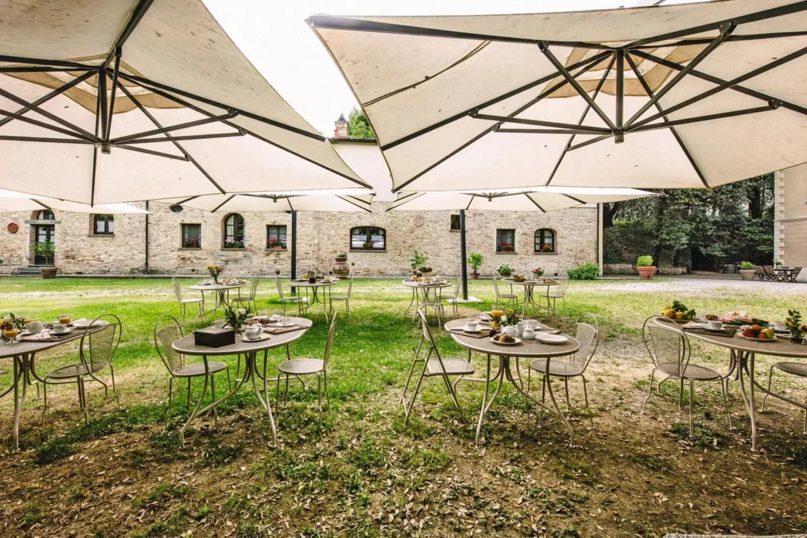 Agri-tourism Tenuta Quarrata, Santo Pietro Belvedere-quadri-Tuinen zomer