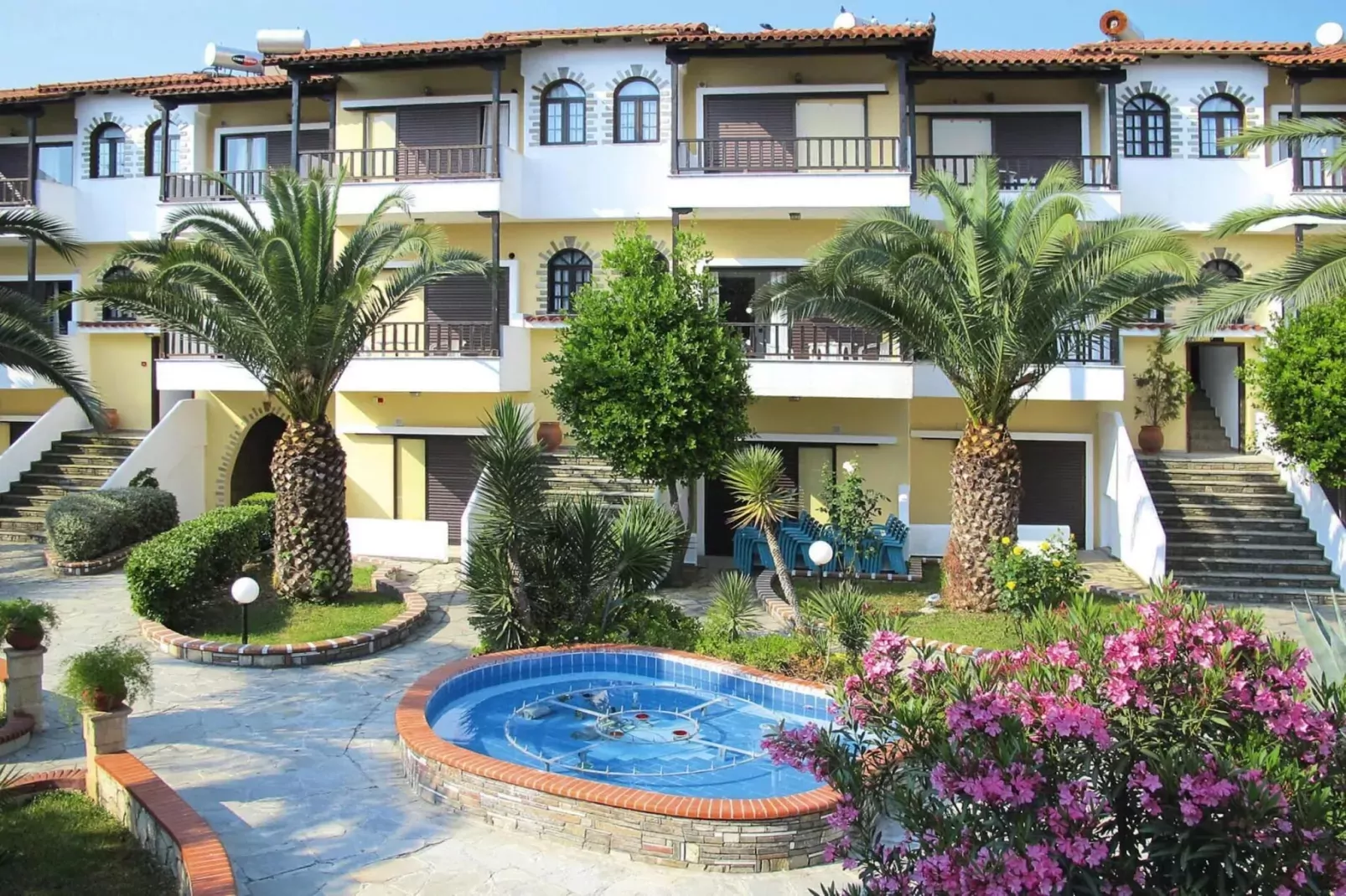 Holiday resort Ioli Village, Pefkochori-1 bedroom 4 pax-Buitenkant zomer