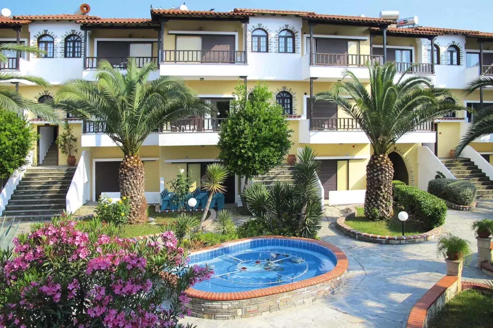 Holiday resort Ioli Village, Pefkochori-1 bedroom 4 pax-Buitenkant zomer