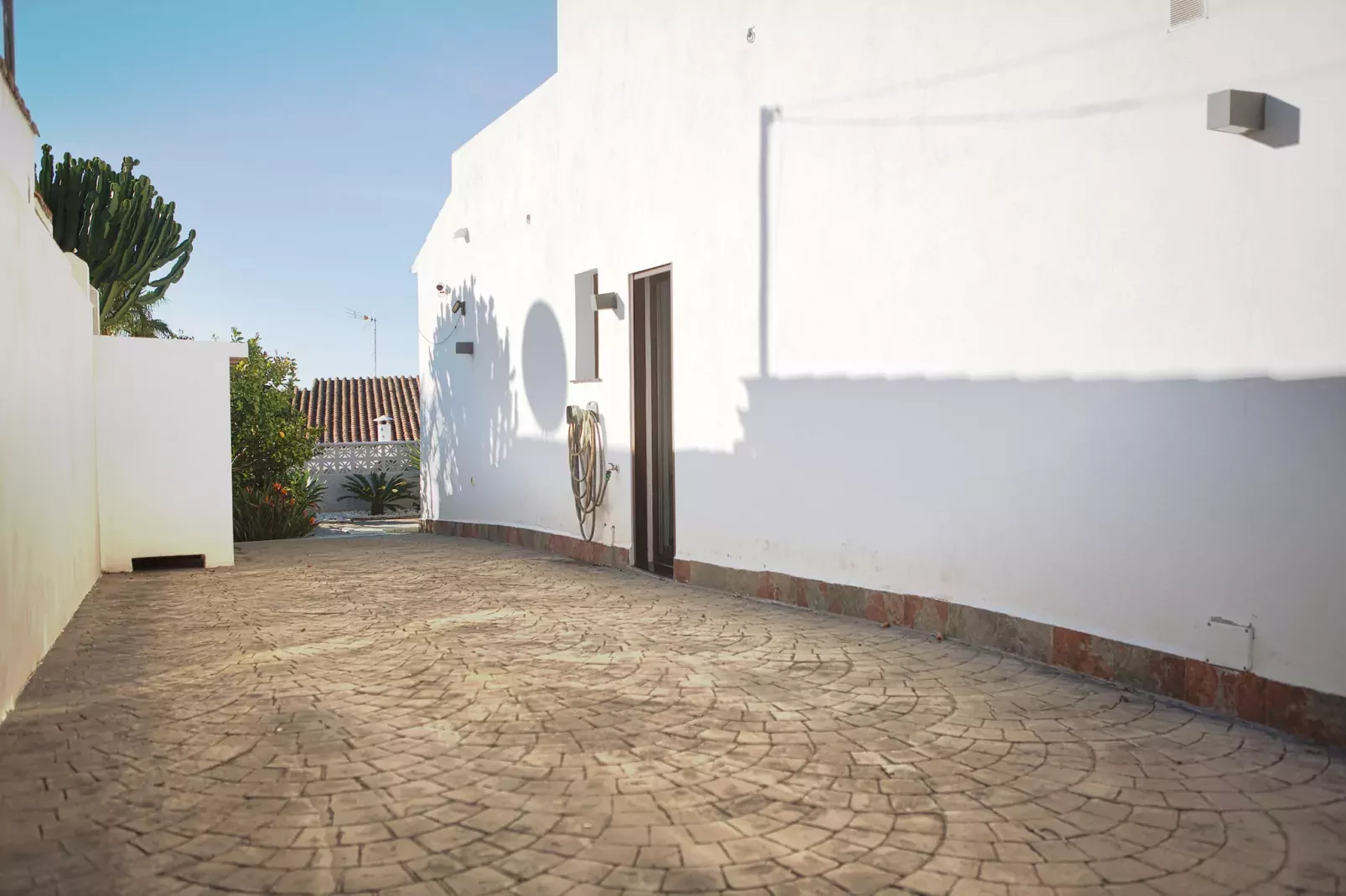Modern Villa close to Costabella beach-Terrasbalkon