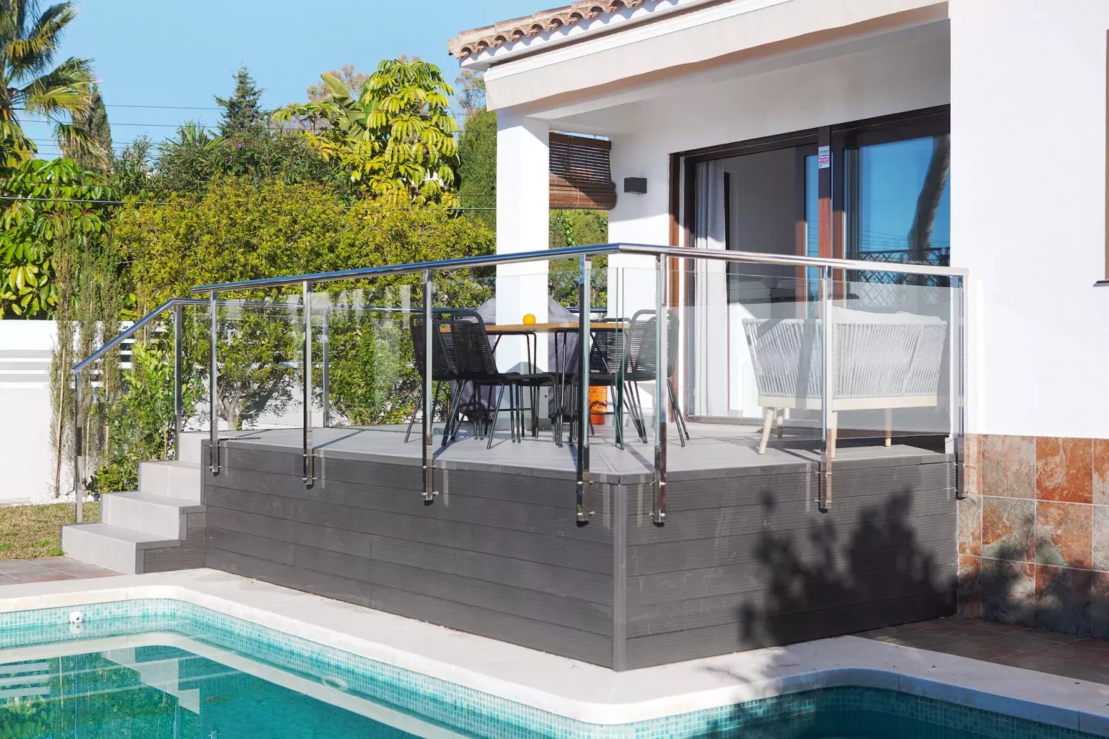 Modern Villa close to Costabella beach-Terrasbalkon