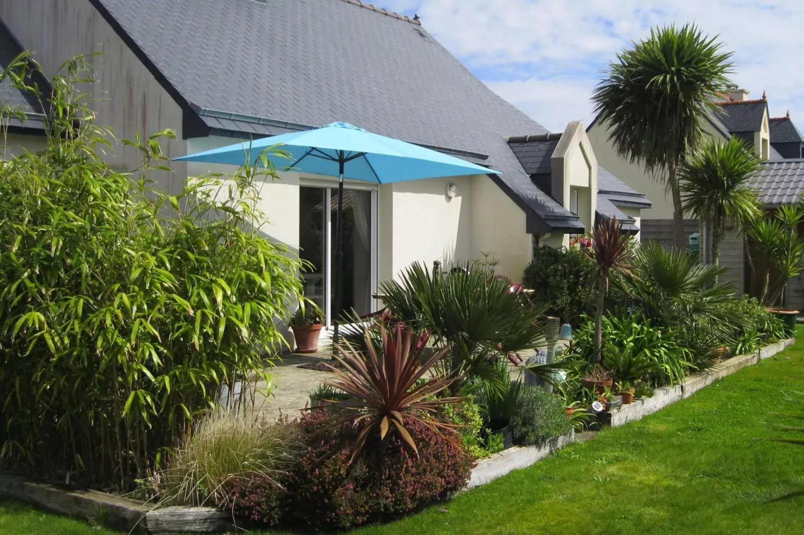 Pretty holiday home in palm garden near coast Pleubian-Buitenkant zomer