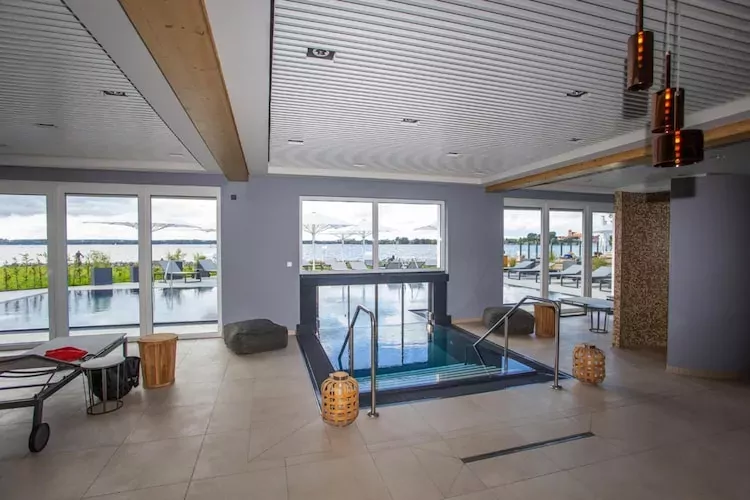Apartments im MAREMÜRITZ Yachthafen Resort & Spa / Mare Grand Maisonette Suite 3 Erwachsene und 1 Kind 3-15 Jahre-Zwembad