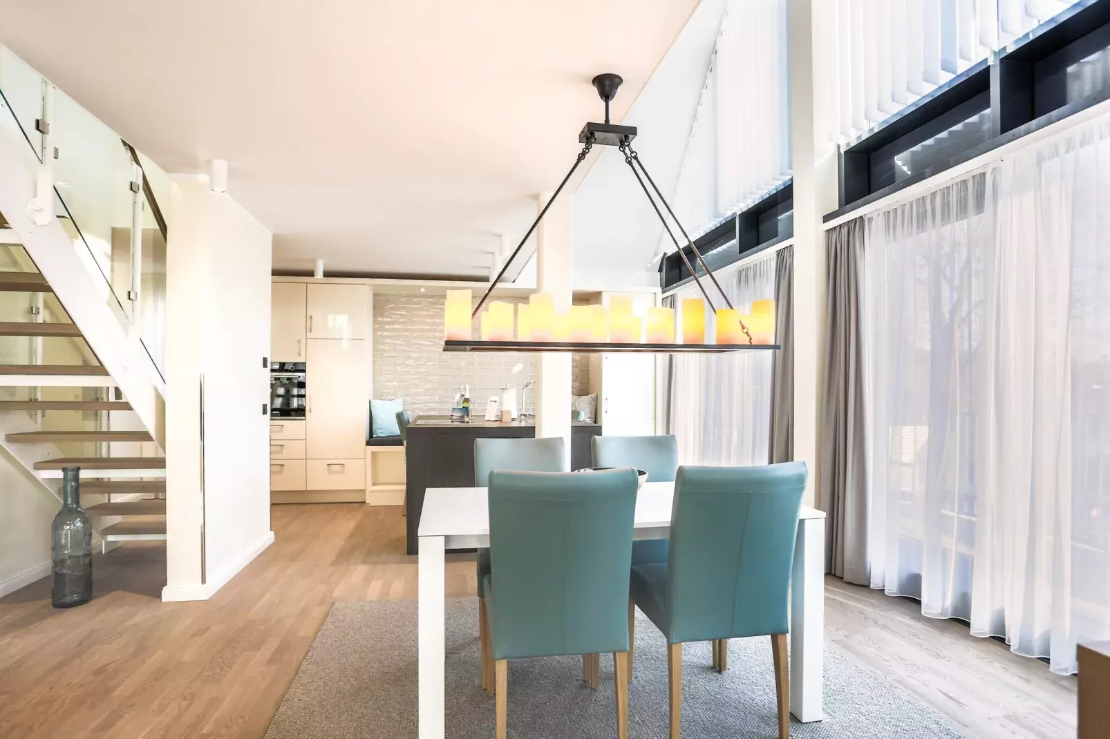 Apartments im MAREMÜRITZ Yachthafen Resort & Spa / Mare Grand Maisonette Suite 4 Personen-Eetkamer