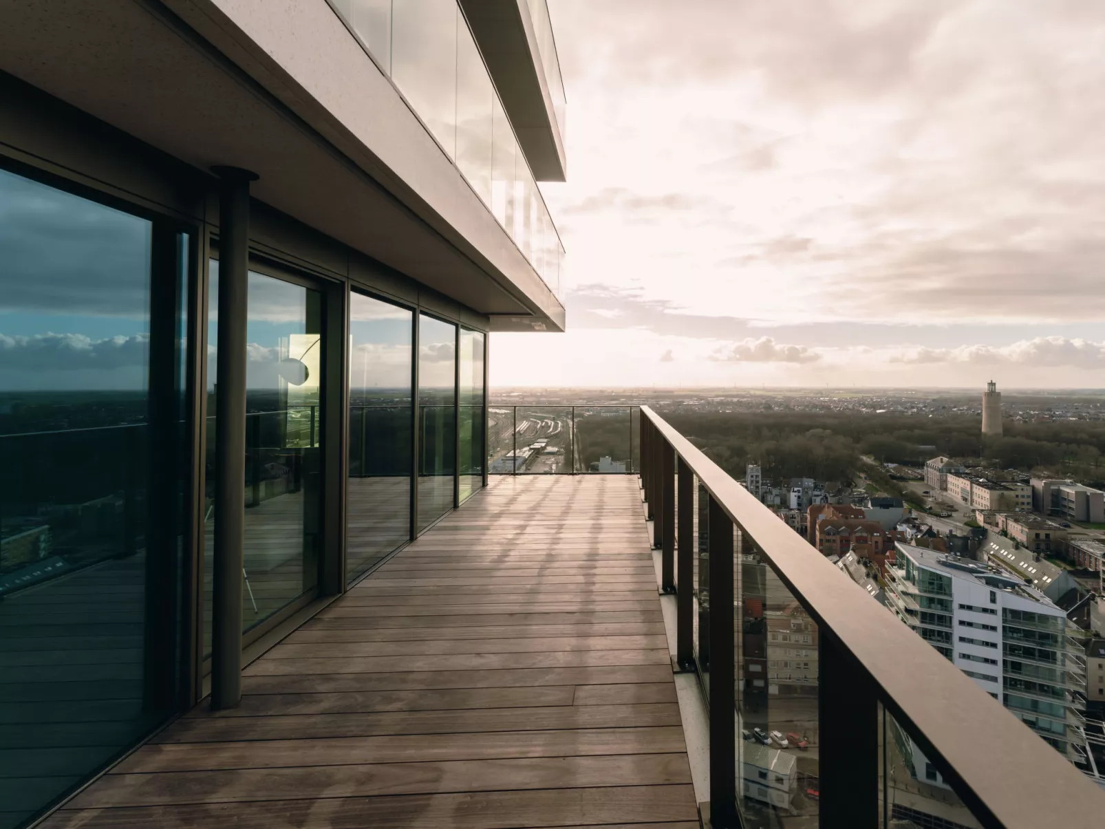 SKY Tower One-Buiten