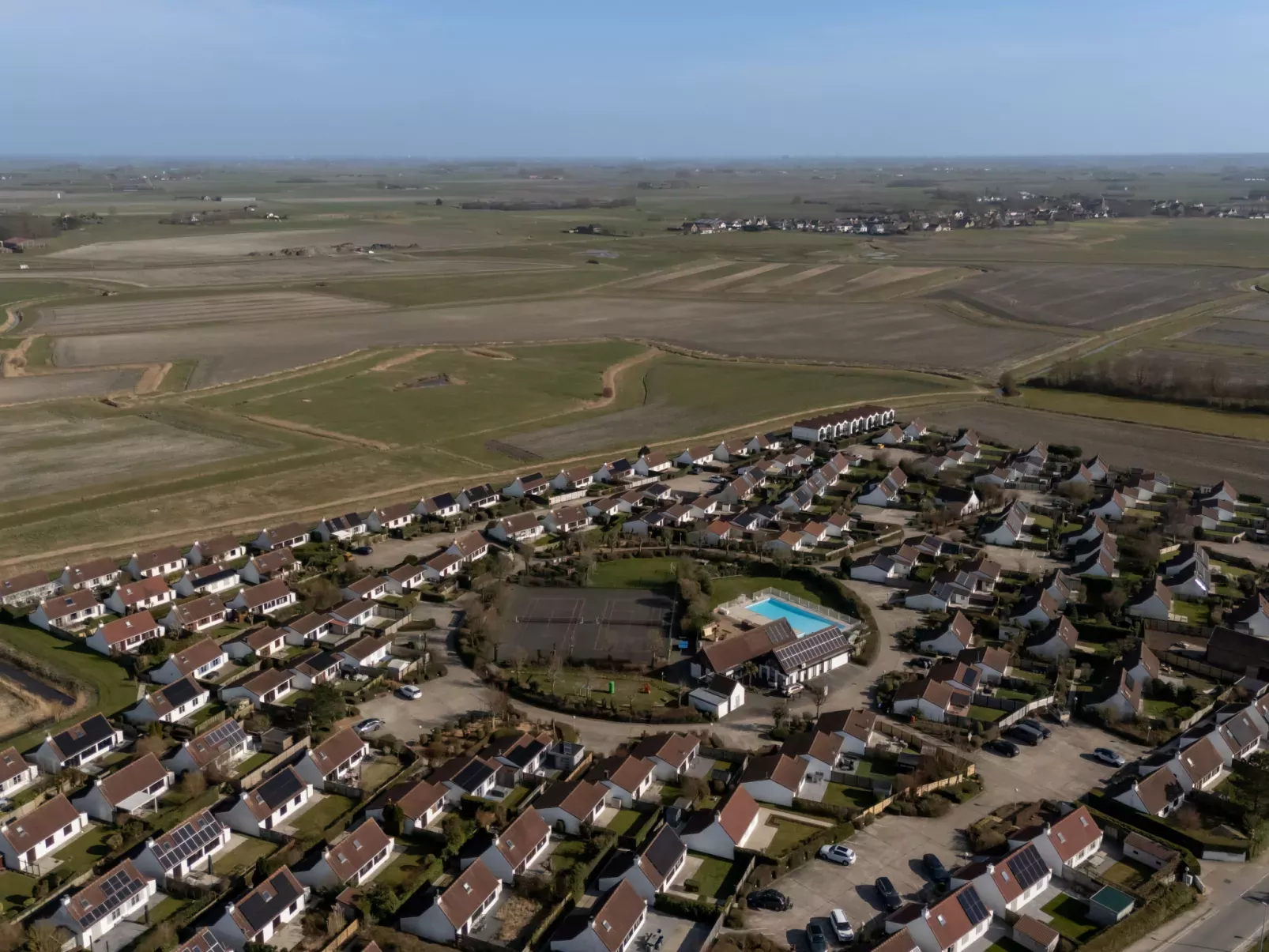 V32 with parking and shared pool-Buiten