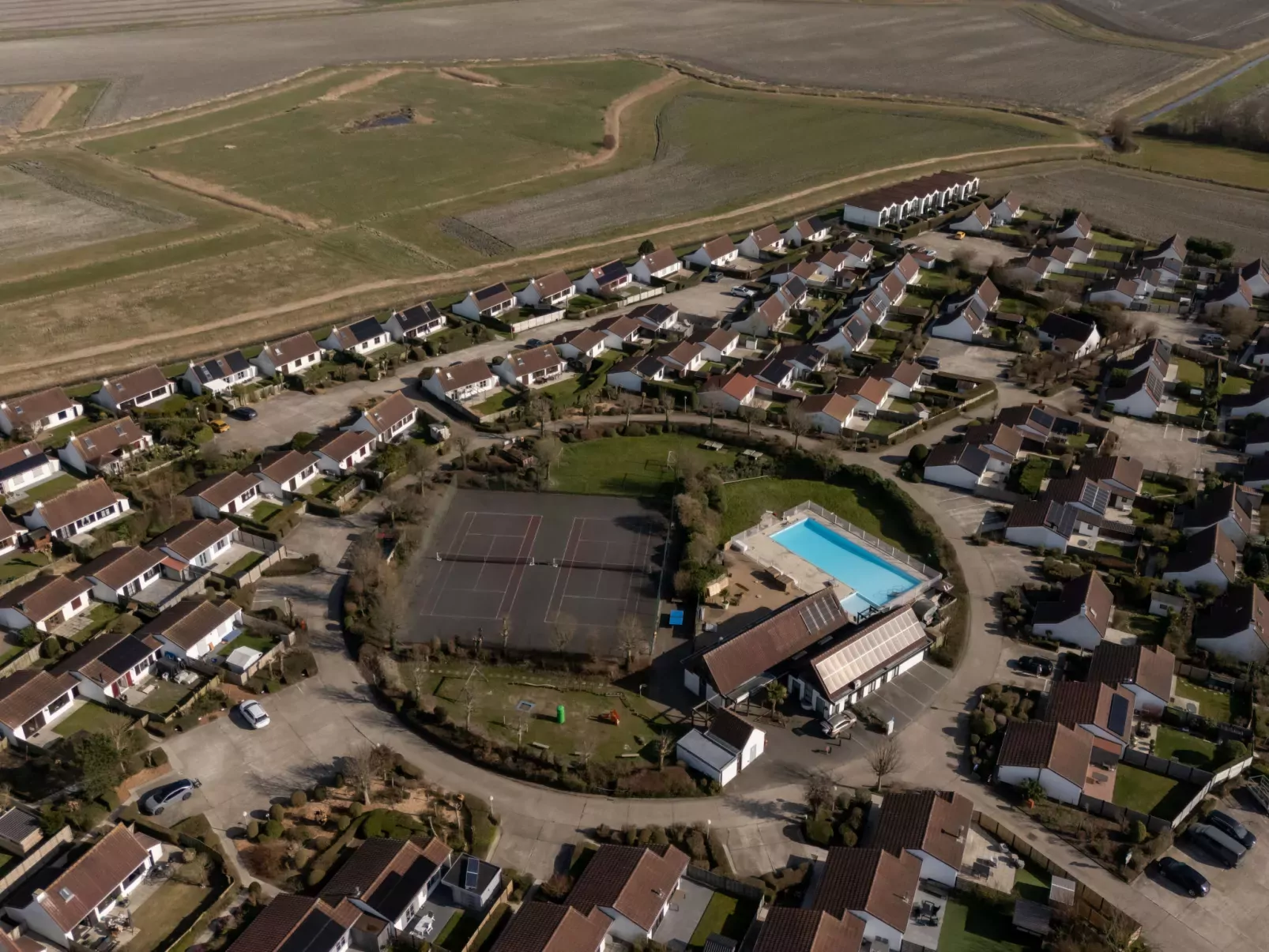 V32 with parking and shared pool-Buiten