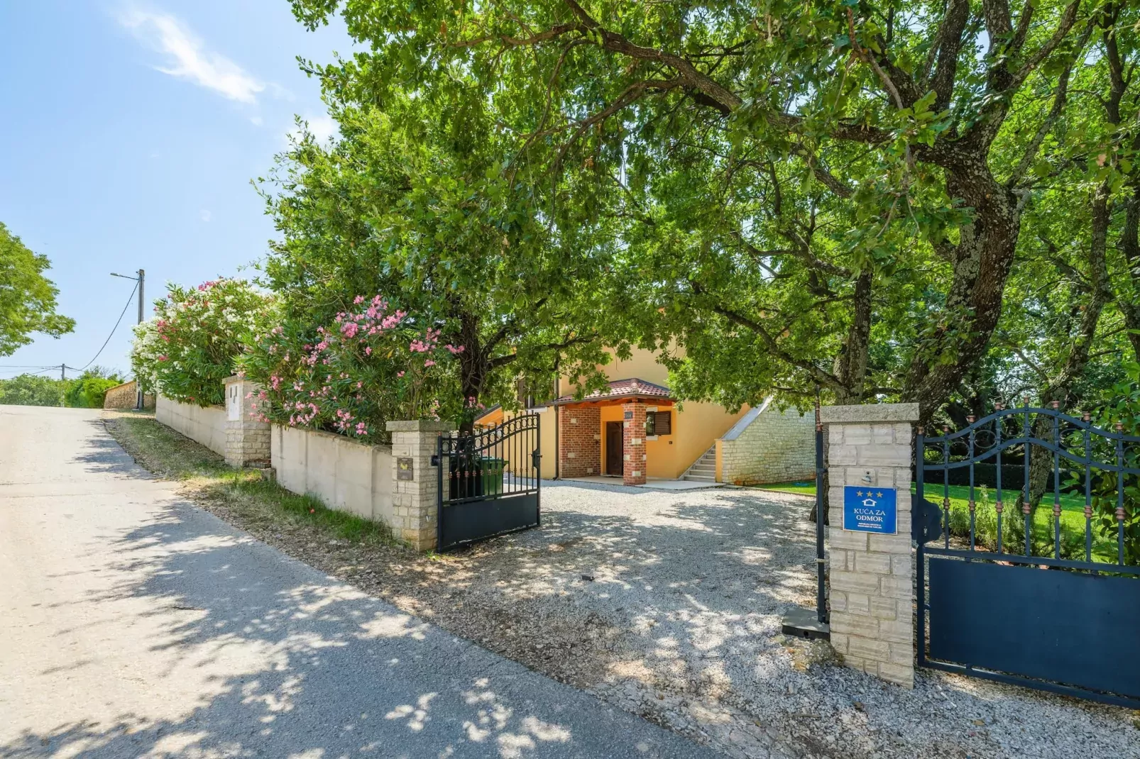 Villa Hrast Bacva-Buitenkant zomer