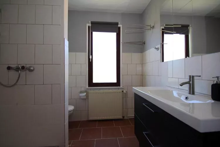 Bungalow 6 Waren-Badkamer