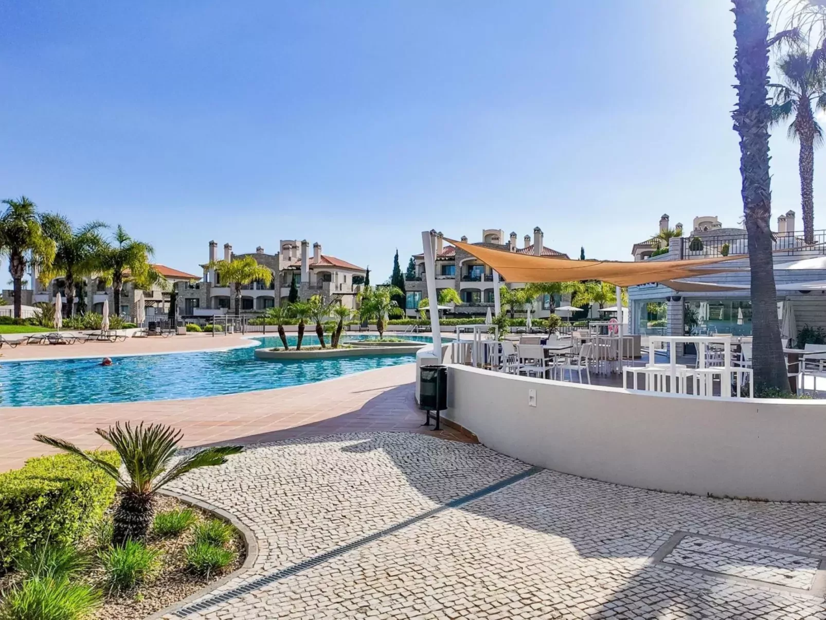 Pine Hills Turquesa-Buiten