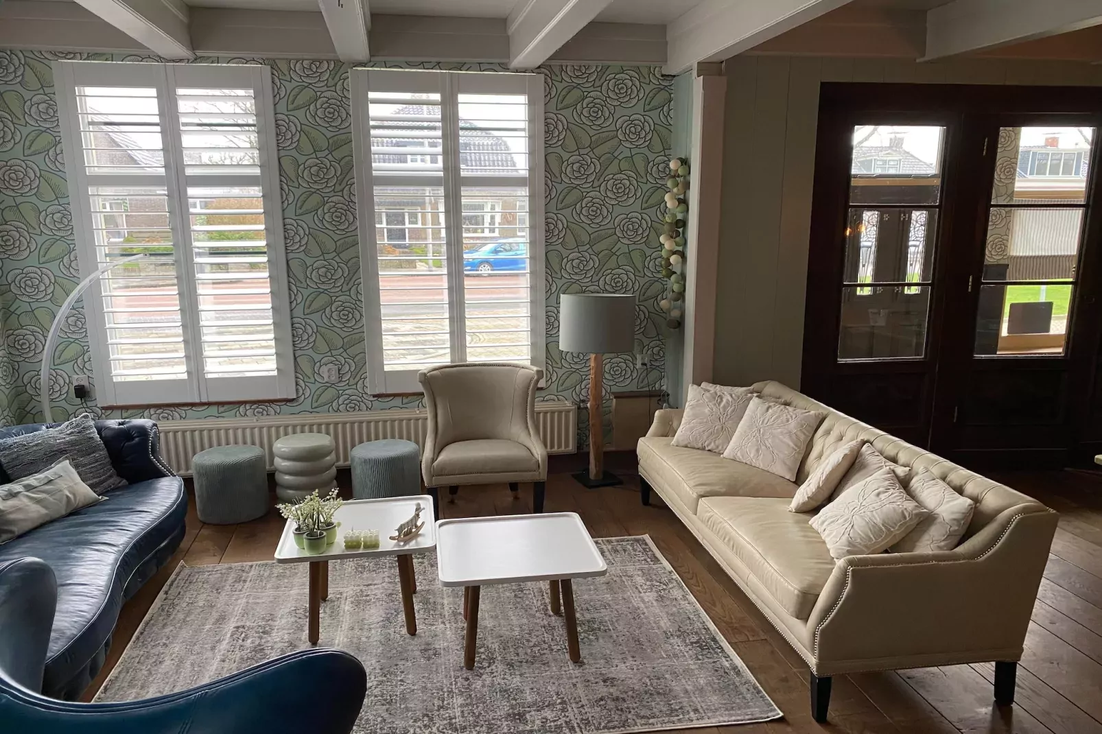 13-17 pax holiday home with separated apartments and gardens-Eetkamer