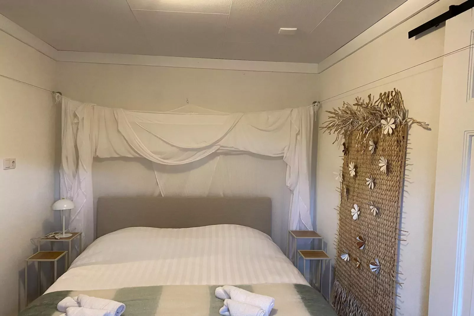13-17 pax holiday home with separated apartments and gardens-Slaapkamer