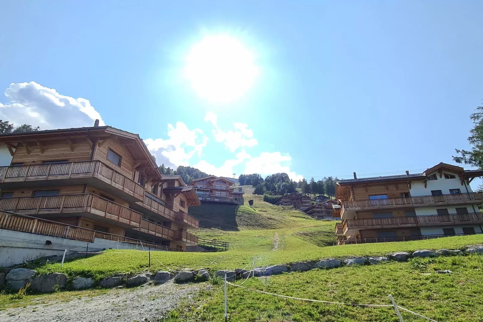 Les Mayens MB 011 - LUXURY apartment 6 pers-Buitenkant zomer